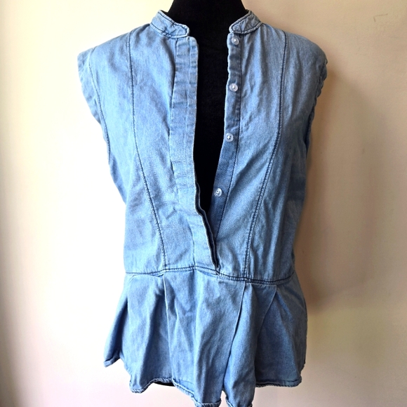 Levi's 100% Cotton Women's Blue Denim Sleeveless V Neck Shirt Top Medium - Picture 1 of 12